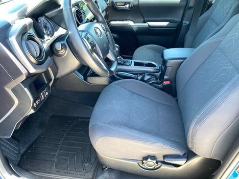 Used 2017 Toyota Tacoma TRD Off-Road AWD/4WD image 10