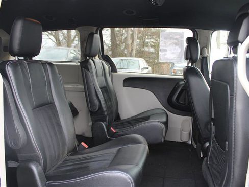 Used 2018 Dodge Grand Caravan SXT image 13