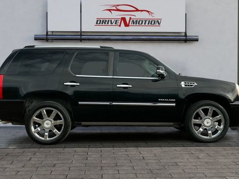 Used 2010 Cadillac Escalade Premium image 2