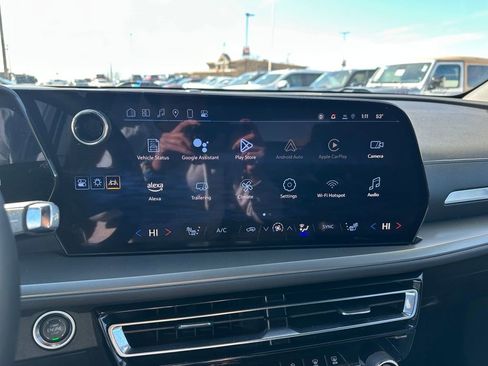 Used 2025 Chevrolet Traverse LT image 26