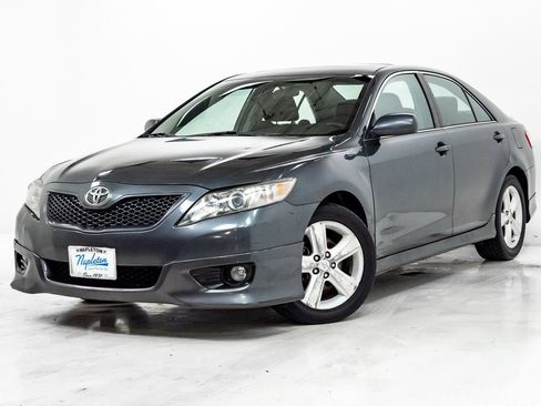 Used 2011 Toyota Camry SE w/ SE Extra-Value Pkg #1 FWD image 1