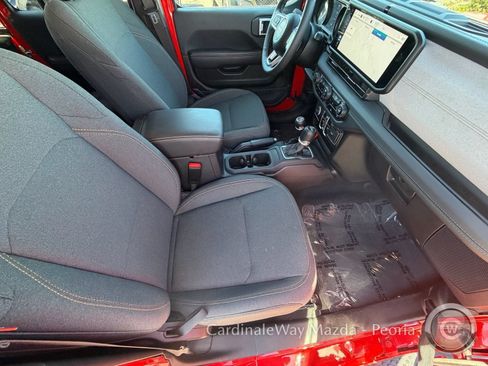 Used 2025 Jeep Wrangler Unlimited Sahara AWD/4WD image 13
