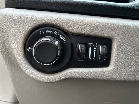 Used 2020 Chrysler Voyager Lxi image 18