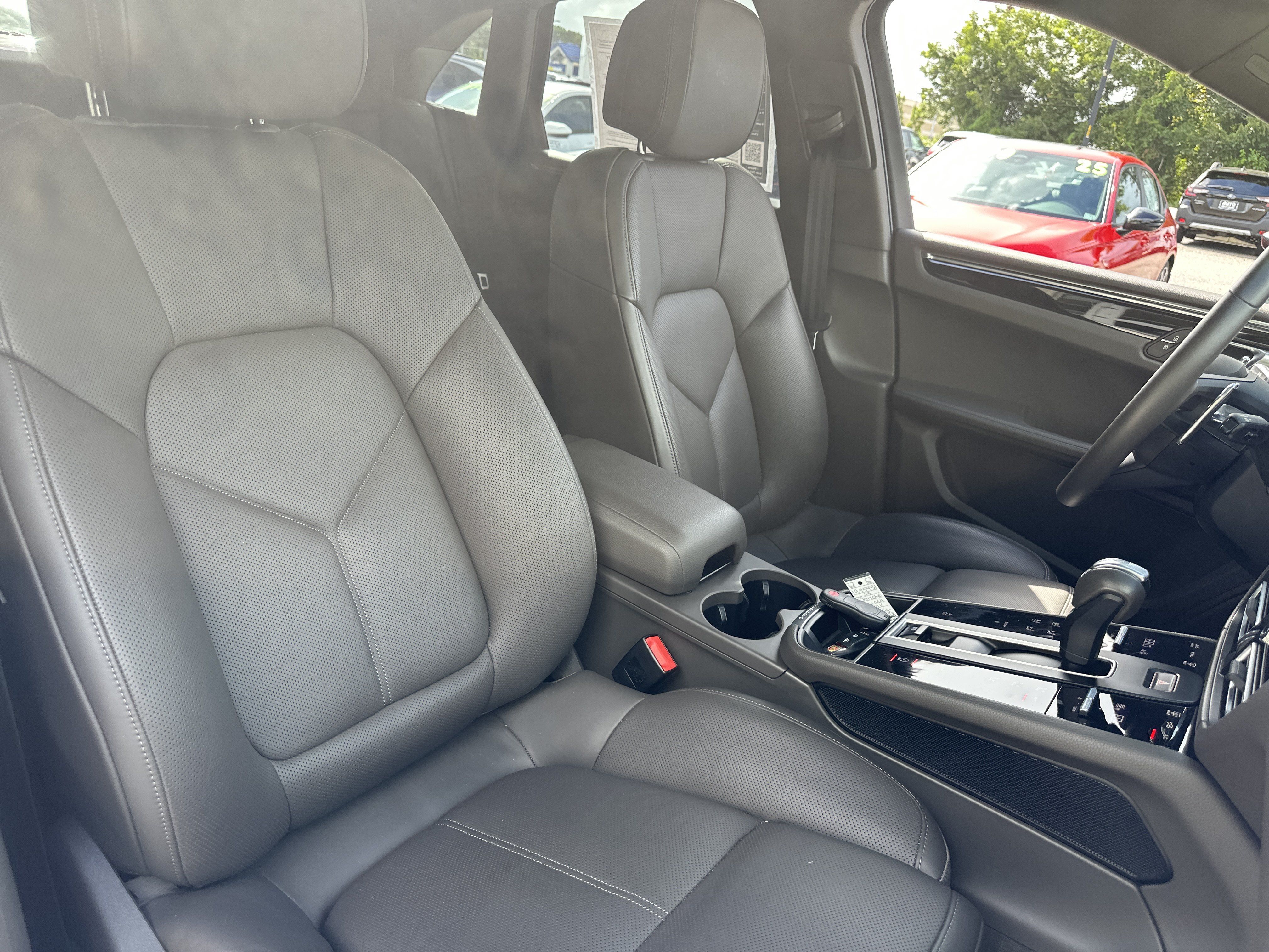 Used 2025 Porsche Macan AWD/4WD image 13