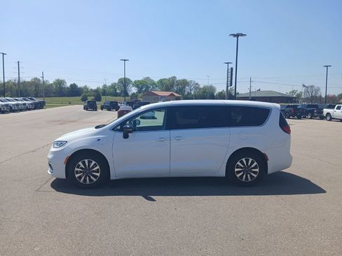 Used 2024 Chrysler Pacifica Select image 5