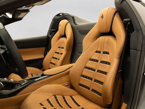 Used 2021 Ferrari 812 GTS RWD image 7