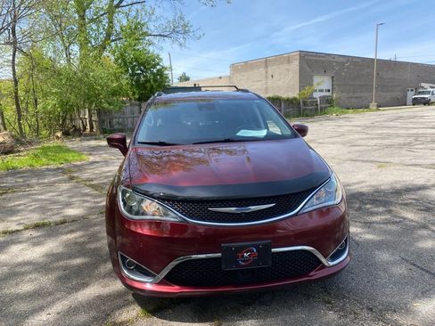 Used 2018 Chrysler Pacifica Touring-L Plus w/ Advanced Safetytec Group FWD image 8