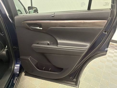 Used 2021 Toyota Highlander Platinum AWD/4WD image 18