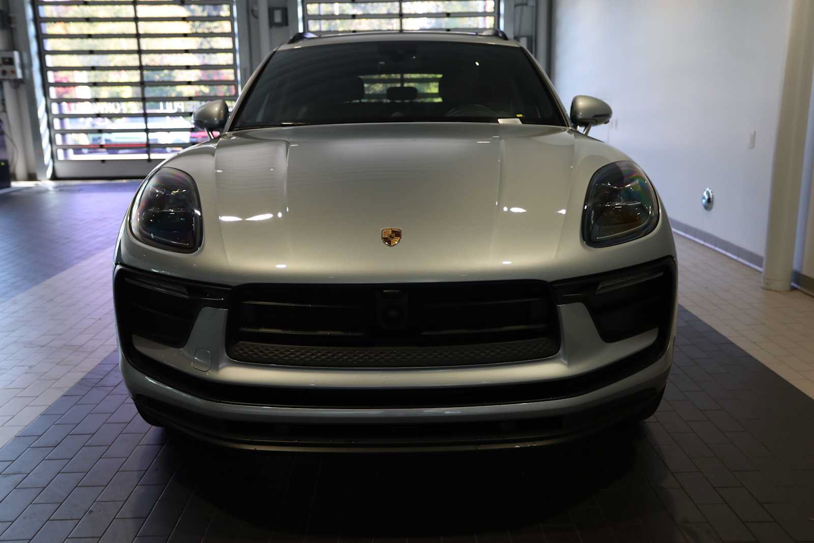 Used 2025 Porsche Macan AWD/4WD image 10