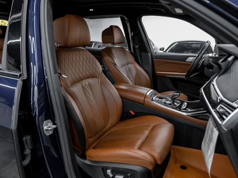 Used 2022 BMW X7 M50i w/ Executive Package image 38