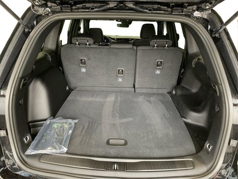 Used 2025 Jeep Grand Cherokee Laredo image 12