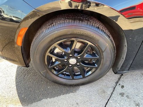 Used 2026 Chrysler Pacifica Select image 11