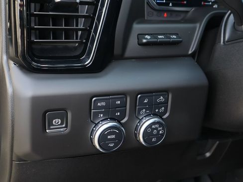 Certified 2025 GMC Sierra 2500 AT4 w/ AT4 Premium Plus Package AWD/4WD image 13
