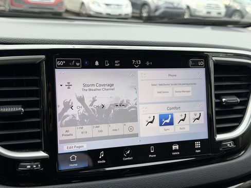 Used 2023 Chrysler Pacifica Touring-L image 4