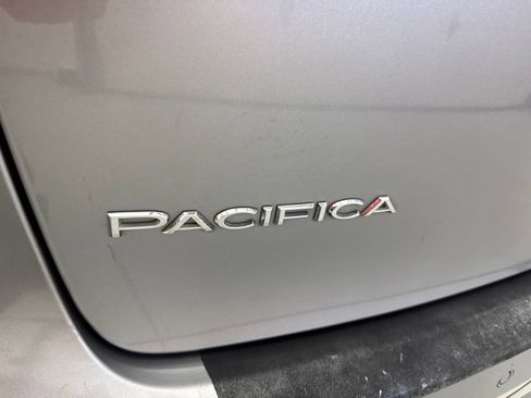 Used 2020 Chrysler Pacifica Touring-L FWD image 11