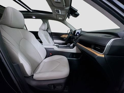 Certified 2024 Toyota Grand Highlander AWD image 30
