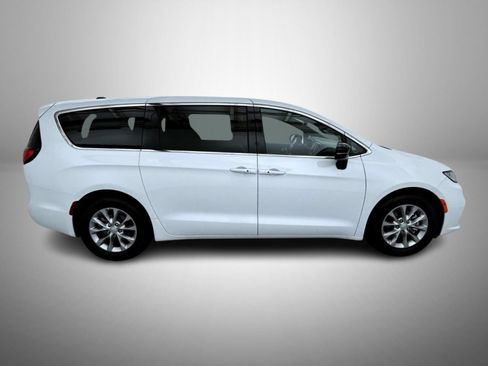 Certified 2026 Chrysler Pacifica Limited FWD image 4