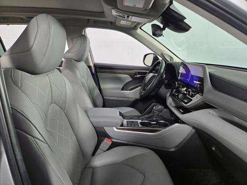 Used 2024 Toyota Highlander Platinum image 16