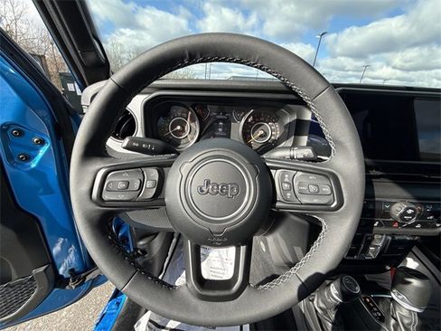 Used 2025 Jeep Gladiator Sport image 14