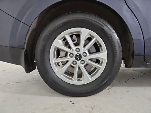 Used 2023 Kia Carnival LX image 13