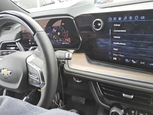 Used 2025 Chevrolet Suburban High Country image 4