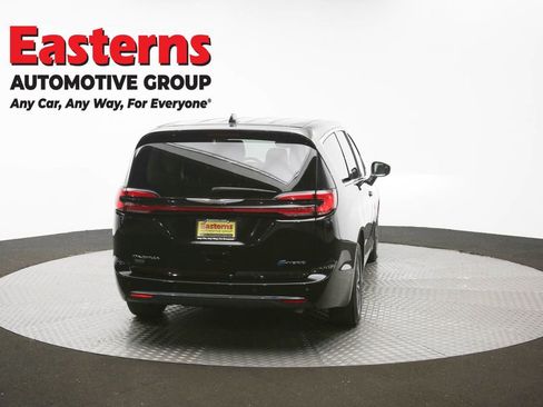 Used 2024 Chrysler Pacifica Limited FWD image 39