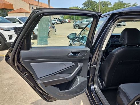 Used 2025 Volkswagen Jetta SE FWD image 27