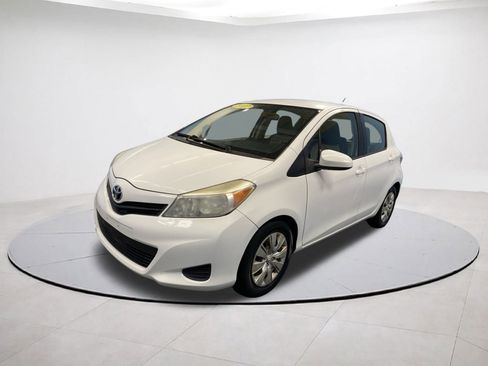 Used 2012 Toyota Yaris 4-Door Hatchback image 3