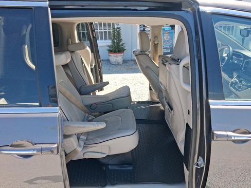 Used 2017 Chrysler Pacifica Limited w/ UConnect Theater Package FWD image 21