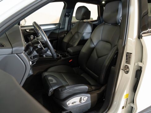 Certified 2026 Porsche Macan AWD/4WD image 5