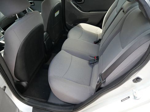 Used 2015 Hyundai Elantra SE FWD image 19