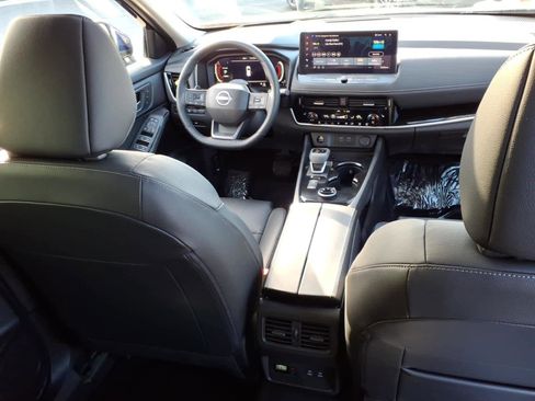 Used 2025 Nissan Rogue SL w/ Tech Package image 11