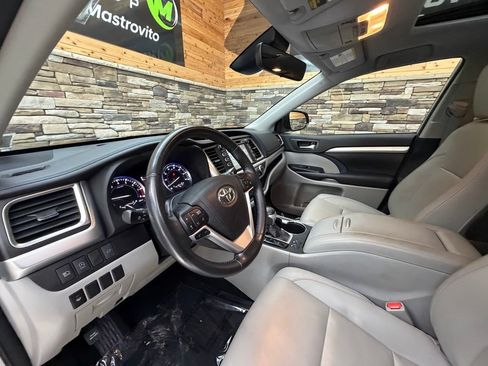 Used 2018 Toyota Highlander XLE AWD/4WD image 28