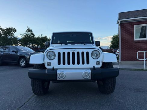 Used 2015 Jeep Wrangler Unlimited Sahara w/ Connectivity Group AWD/4WD image 2