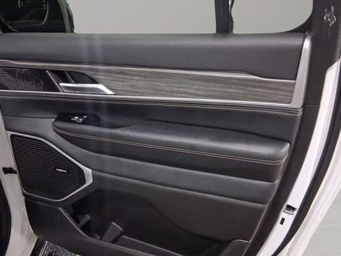 Used 2024 Jeep Wagoneer L Series II w/ Flexible Seating Group image 17