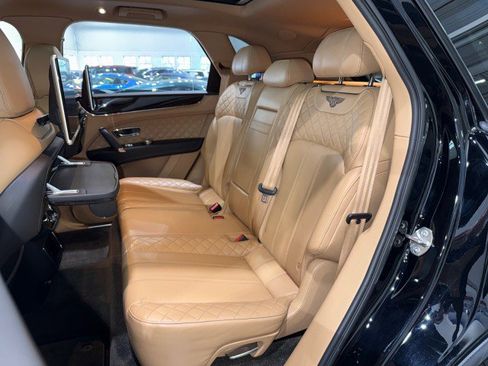 Used 2017 Bentley Bentayga image 11