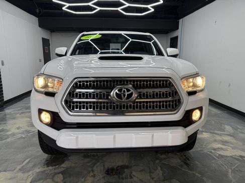 Used 2017 Toyota Tacoma TRD Off-Road image 7