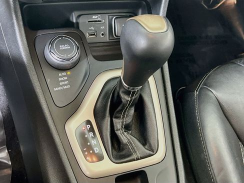 Used 2018 Jeep Cherokee Limited AWD/4WD image 16