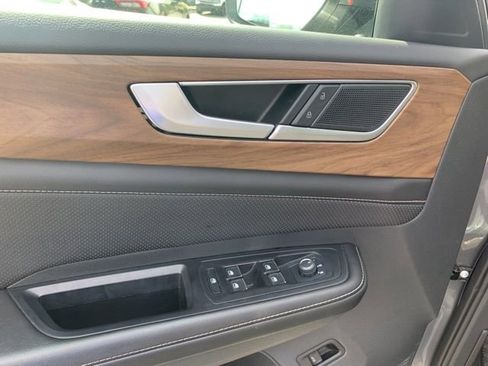 Used 2025 Volkswagen Atlas SE FWD image 21