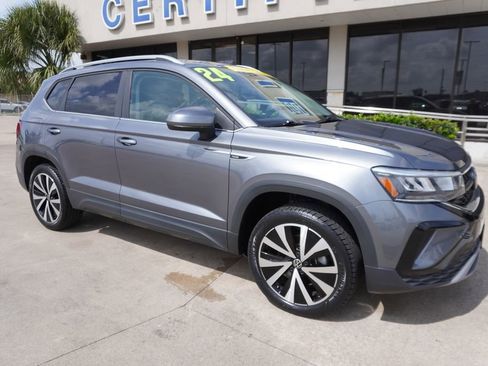 Used 2024 Volkswagen Taos SE FWD image 1