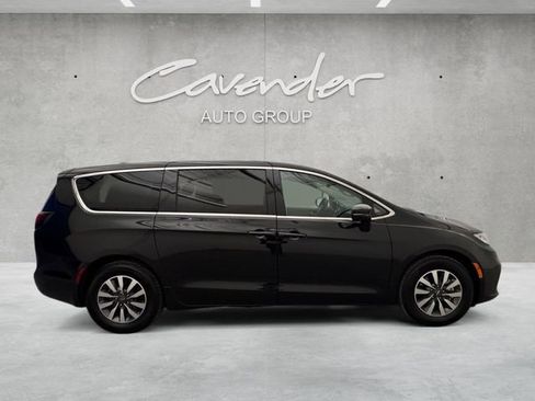 Used 2022 Chrysler Pacifica Touring-L w/ Uconnect Theater Family Group image 17