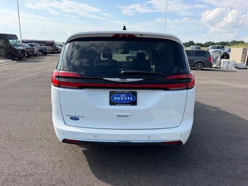 Used 2023 Chrysler Pacifica Touring-L FWD image 6