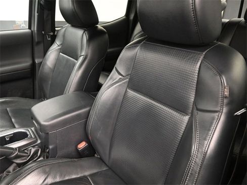 Used 2019 Toyota Tacoma TRD Off-Road image 17