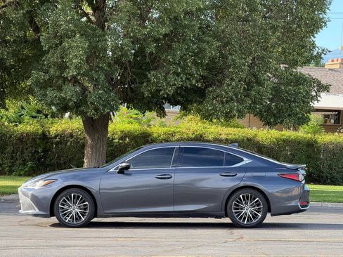 Used 2025 Lexus ES 300h w/ Premium Package FWD image 2