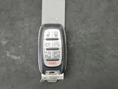 Used 2023 Chrysler Pacifica Touring-L FWD image 13