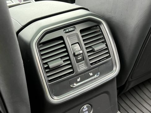 Certified 2025 Porsche Macan image 18