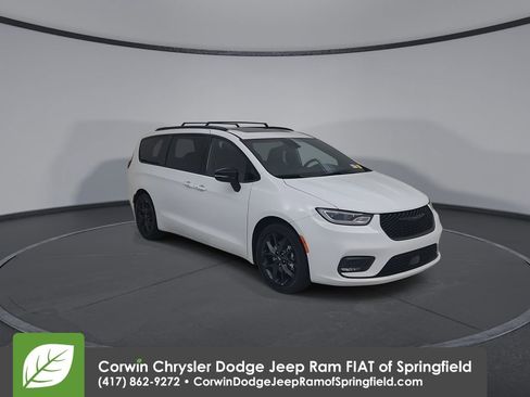 Used 2025 Chrysler Pacifica Limited FWD image 3