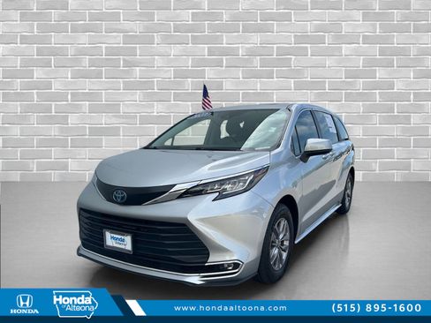 Used 2023 Toyota Sienna XLE FWD image 1