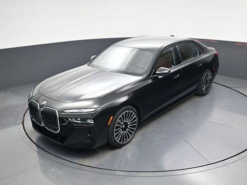Used 2025 BMW 760i xDrive w/ Executive Package image 35