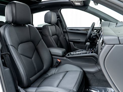 Used 2025 Porsche Macan image 25